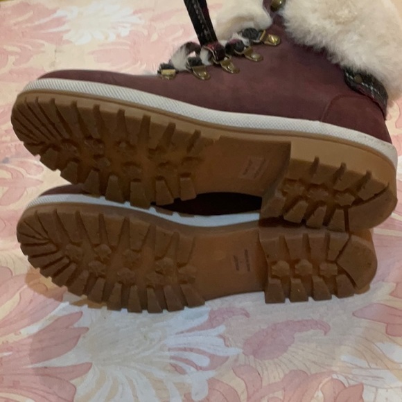 Muk Luks burgundy chunky fur lined boots, size 7. - Picture 6 of 6